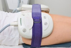엎드린 허벅지에 보라 띠로 고정한 냉각 장비